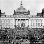 Private Aufnahme vom 15. Mai 1919 mit handschriftlichem Vermerk: Vor dem Reichstagsgebäude finden Demonstrationen gegen den Versailler Freidensvertrag statt. Nach ausdrücklicher Aufforderung unterzeichnete am 28. Juni 1919 die deutsche Delegation den Vertrag.